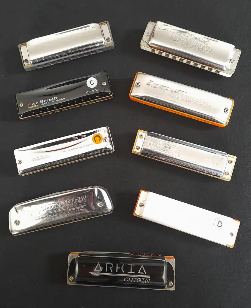 Harmonicas diatoniques de plusieurs tonalités alignés sur fond noir