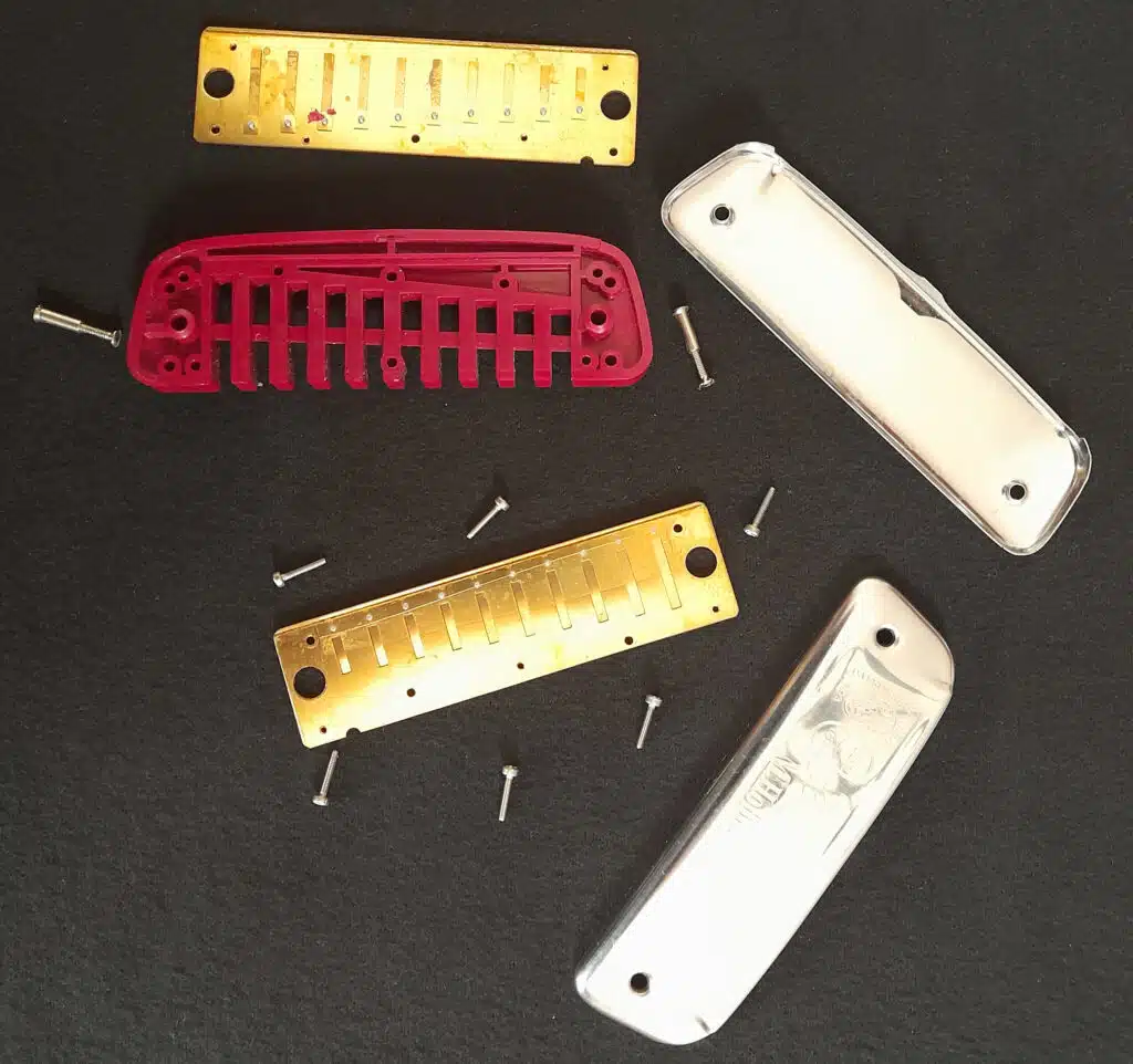 Harmonica diatonique démonté : plaques à lames, sommier et capots