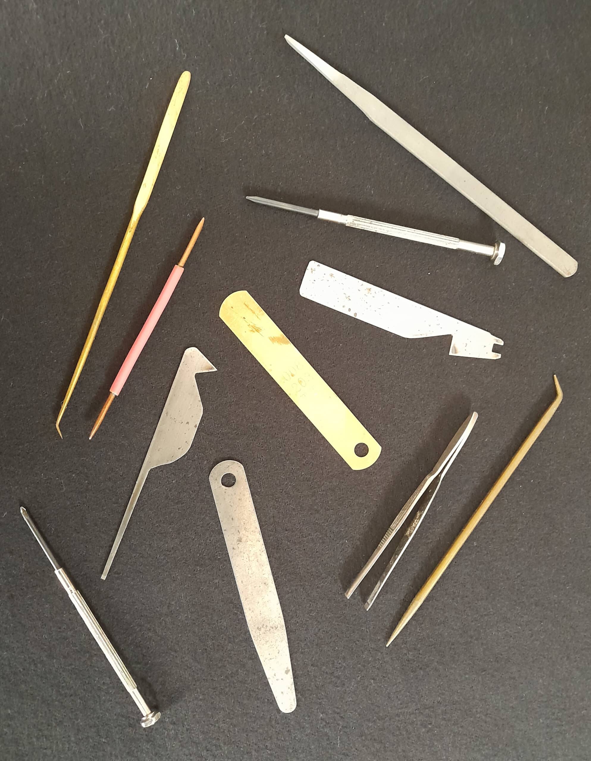 Outils de réglage d’harmonica : pinces, lames, tournevis d’horloger
