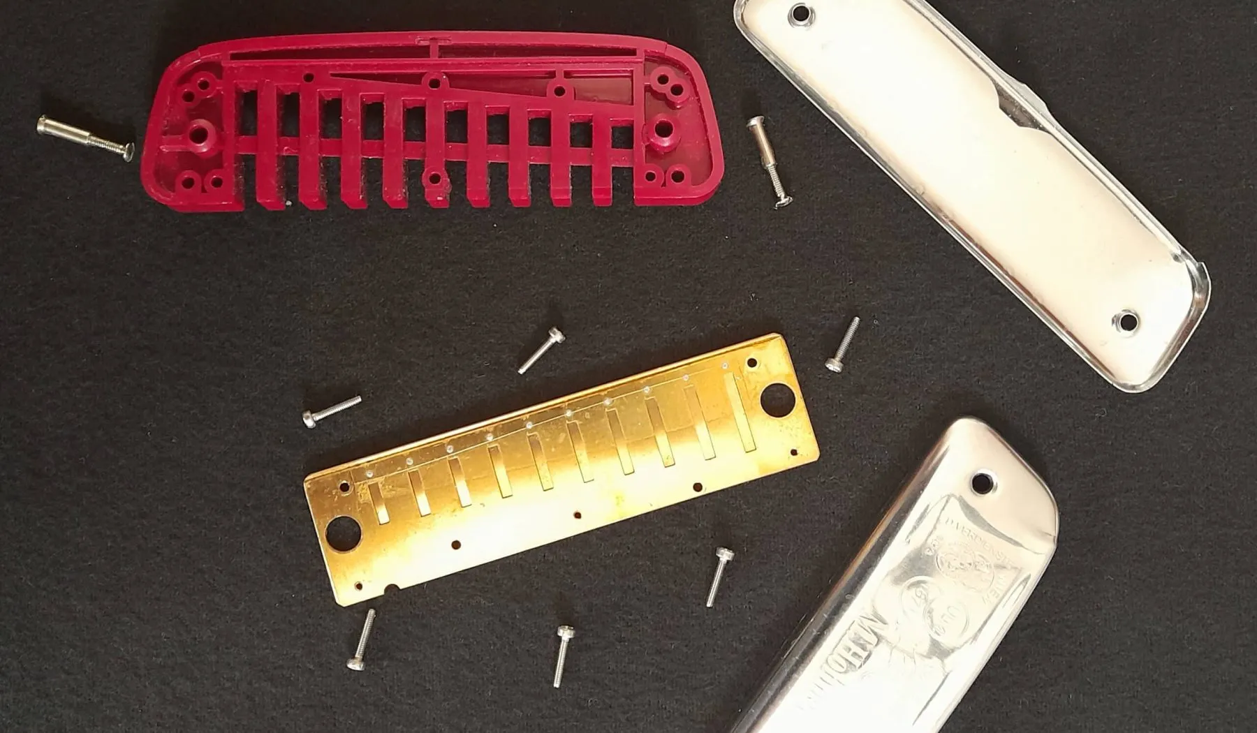 Harmonica diatonique démonté : plaques à lames, sommier et capots